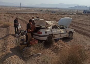 انحراف پژو پارس در محور آباده – شهرضا / دو مصدوم منتقل شد