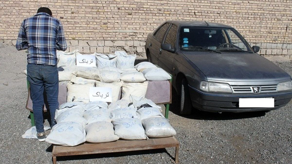 فرار ناموفق خودرو پژو حامل ۵۶ کیلو تریاک در شهرضا