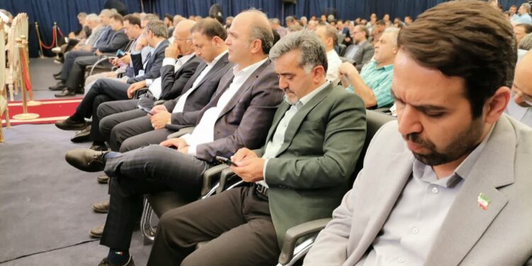 کلنگ‌زنی نیروگاه خورشیدی ۳۰۰ مگاواتی در شهرضا