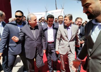 کلنگ‌زنی نیروگاه خورشیدی ۳۰۰ مگاواتی در شهرضا