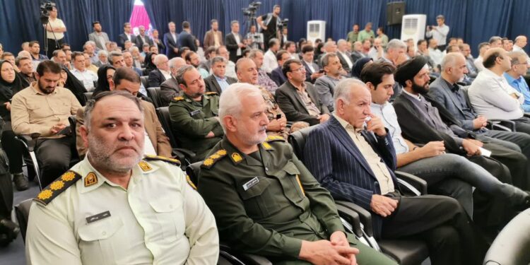 کلنگ‌زنی نیروگاه خورشیدی ۳۰۰ مگاواتی در شهرضا