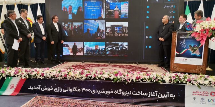 کلنگ‌زنی نیروگاه خورشیدی ۳۰۰ مگاواتی در شهرضا