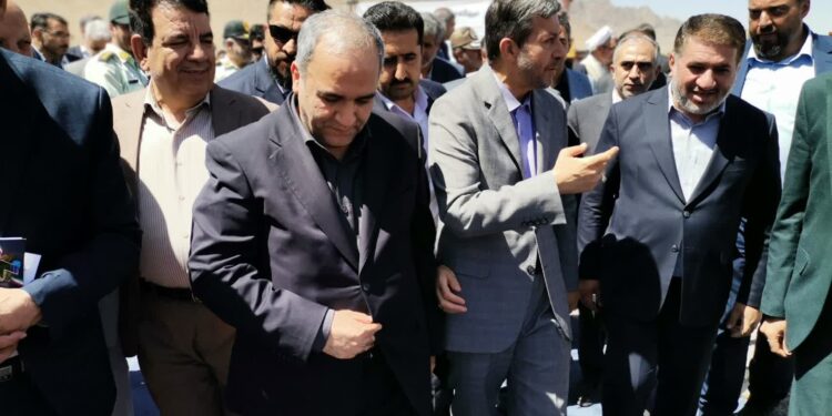 کلنگ‌زنی نیروگاه خورشیدی ۳۰۰ مگاواتی در شهرضا