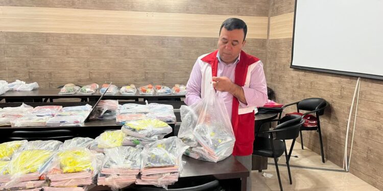 توزیع 320 بسته لوازمالتحریر در بین نیازمندان به مناسبت آغاز سال تحصیلی و هفته دفاع مقدس در شهرستان شهرضا