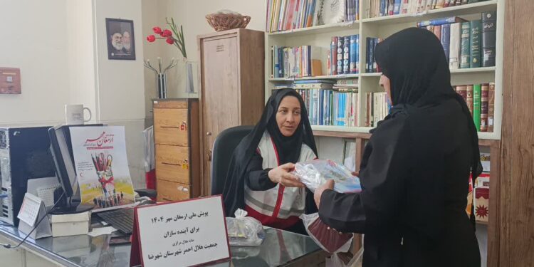 توزیع 320 بسته لوازمالتحریر در بین نیازمندان به مناسبت آغاز سال تحصیلی و هفته دفاع مقدس در شهرستان شهرضا