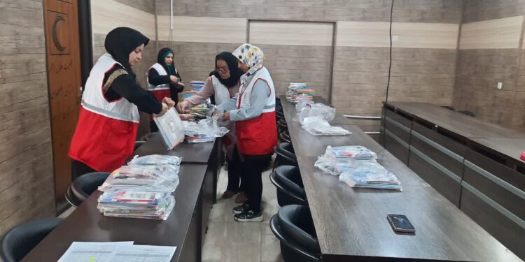 توزیع 320 بسته لوازمالتحریر در بین نیازمندان به مناسبت آغاز سال تحصیلی و هفته دفاع مقدس در شهرستان شهرضا