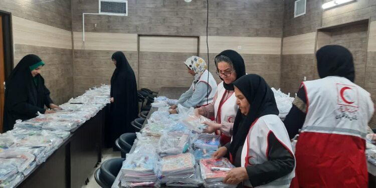 توزیع 320 بسته لوازمالتحریر در بین نیازمندان به مناسبت آغاز سال تحصیلی و هفته دفاع مقدس در شهرستان شهرضا