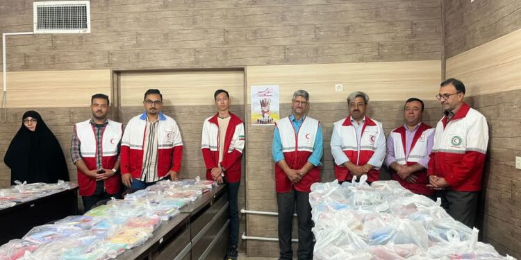 توزیع 320 بسته لوازمالتحریر در بین نیازمندان به مناسبت آغاز سال تحصیلی و هفته دفاع مقدس در شهرستان شهرضا