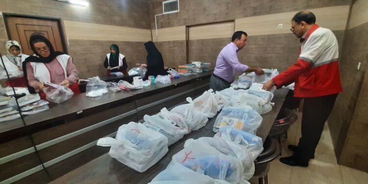 توزیع 320 بسته لوازمالتحریر در بین نیازمندان به مناسبت آغاز سال تحصیلی و هفته دفاع مقدس در شهرستان شهرضا