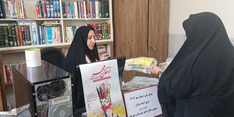 توزیع 320 بسته لوازمالتحریر در بین نیازمندان به مناسبت آغاز سال تحصیلی و هفته دفاع مقدس در شهرستان شهرضا