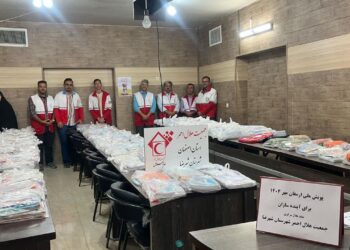 توزیع 320 بسته لوازم‌التحریر در بین نیازمندان به مناسبت آغاز سال تحصیلی و هفته دفاع مقدس در شهرستان شهرضا
