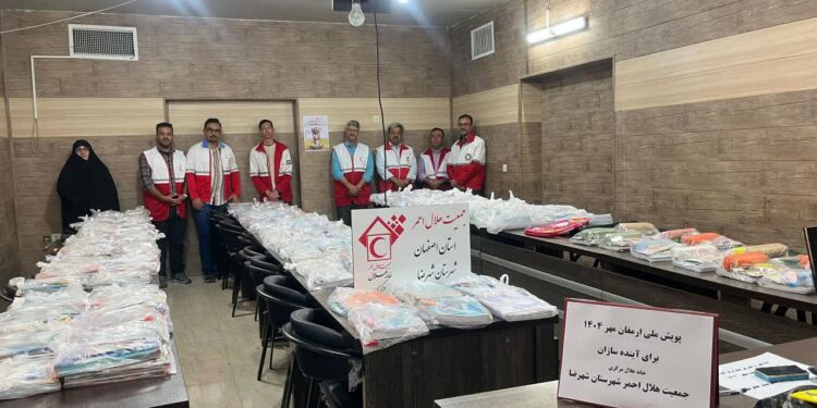 توزیع 320 بسته لوازم‌التحریر در بین نیازمندان به مناسبت آغاز سال تحصیلی و هفته دفاع مقدس در شهرستان شهرضا