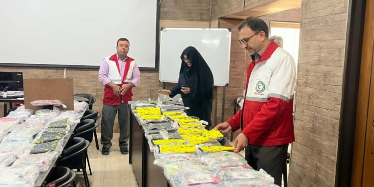 توزیع 320 بسته لوازمالتحریر در بین نیازمندان به مناسبت آغاز سال تحصیلی و هفته دفاع مقدس در شهرستان شهرضا