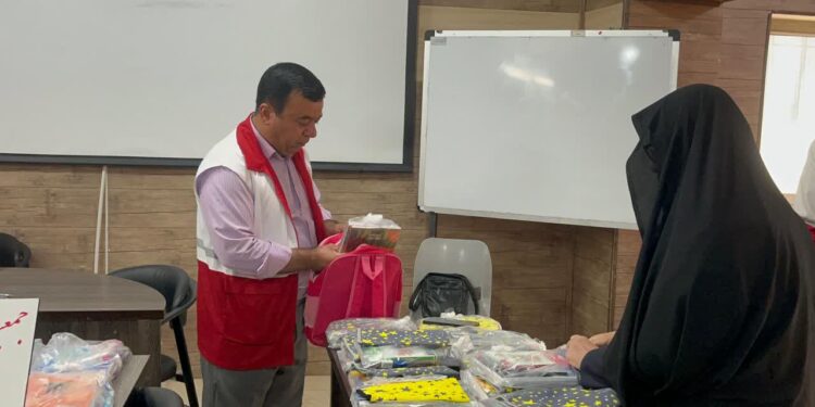 توزیع 320 بسته لوازمالتحریر در بین نیازمندان به مناسبت آغاز سال تحصیلی و هفته دفاع مقدس در شهرستان شهرضا