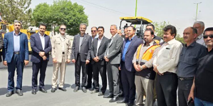 بازدید مسئولان از پروژه روکش آسفالت بلوار آیتالله غفاری شهرضا