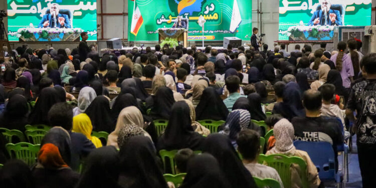 حضور پرشور خانوادههای شهرضایی در همایش «در مسیر آرامش»